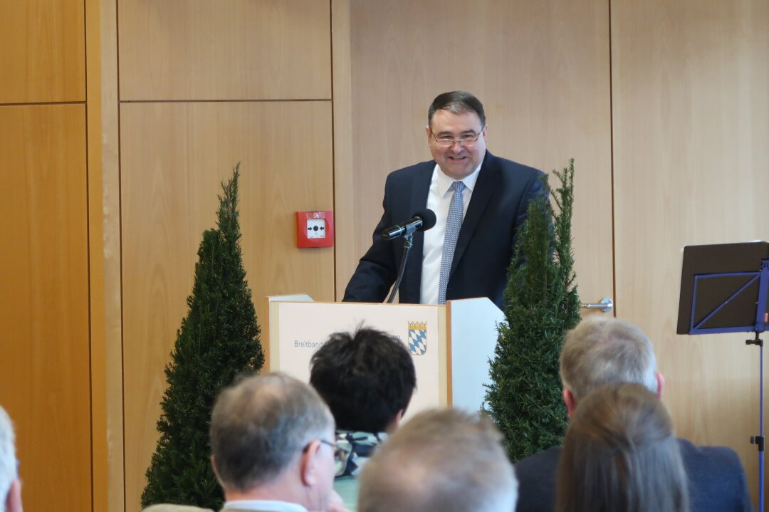 Der scheidende Amtsleiter, Joachim Gesierich, hält seine Abschiedsrede